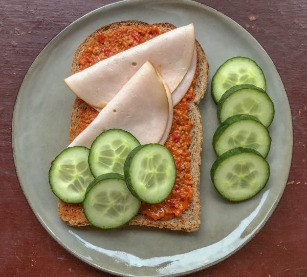 Sandwich met muhammara en kipfilet