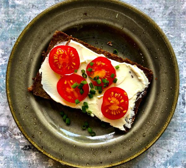 Roggebrood met roomkaas, tomaat en bieslook