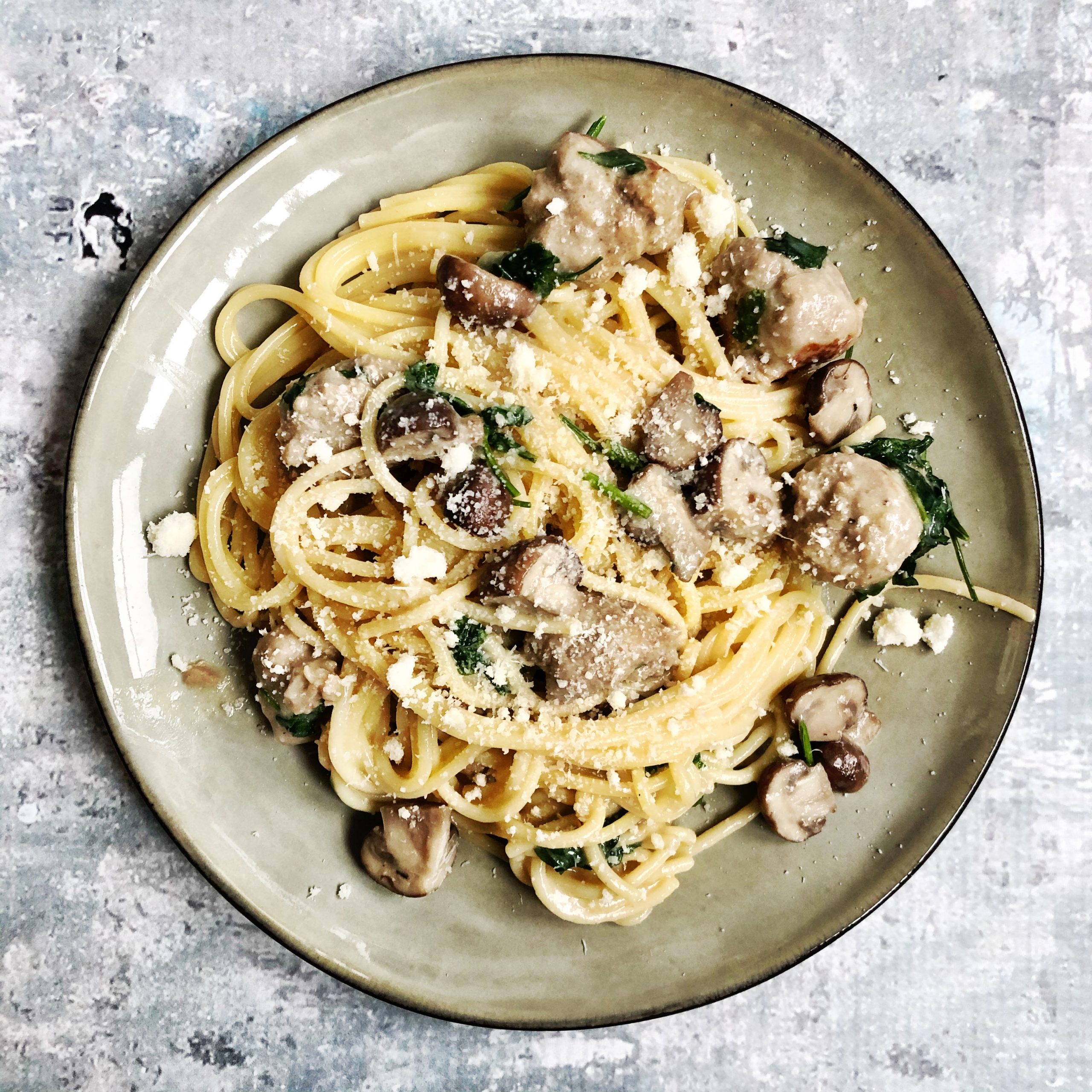 Spaghetti carbonara met saucijzen en champignons – VoedZo Members